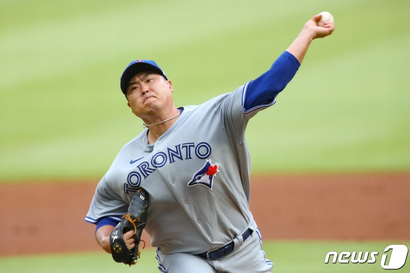 '코리안 몬스터' 류현진(33·토론토 블루제이스)이 6일(한국시간) 미국 조지아주 애틀랜타의 트루이스트파크에서 열린 2020 메이저리그 애틀랜타 브레이브스와 원정 경기에 선발로 등판해 5이닝 1피안타 3볼넷 8탈삼진 무실점 호투를 펼쳤다. ⓒ AFP=뉴스1