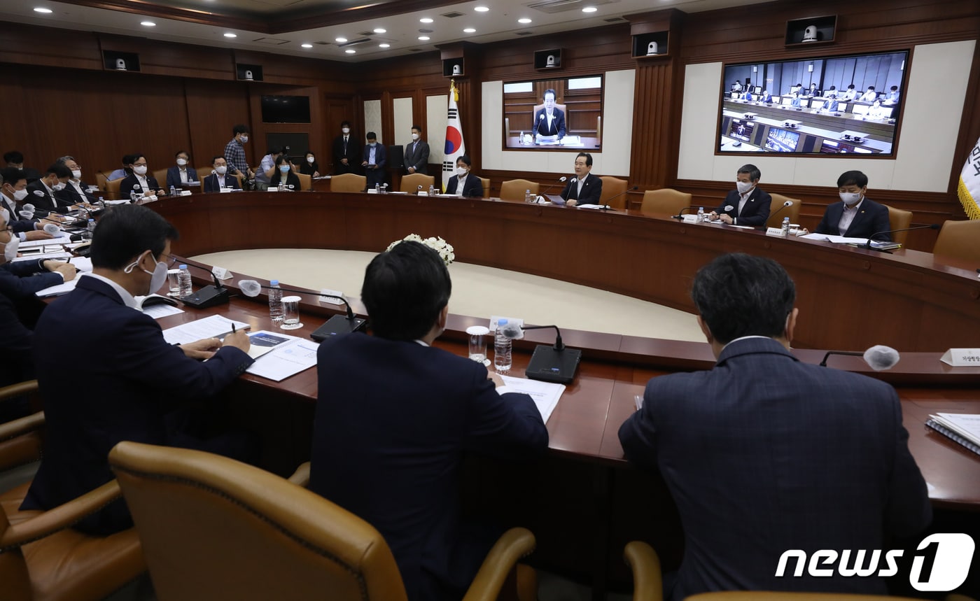 정세균 국무총리가 6일 서울 종로구 정부서울청사에서 열린 과학기술관계장관회의에서 모두 발언을 하고 있다. 2020.8.6/뉴스1 ⓒ News1 송원영 기자