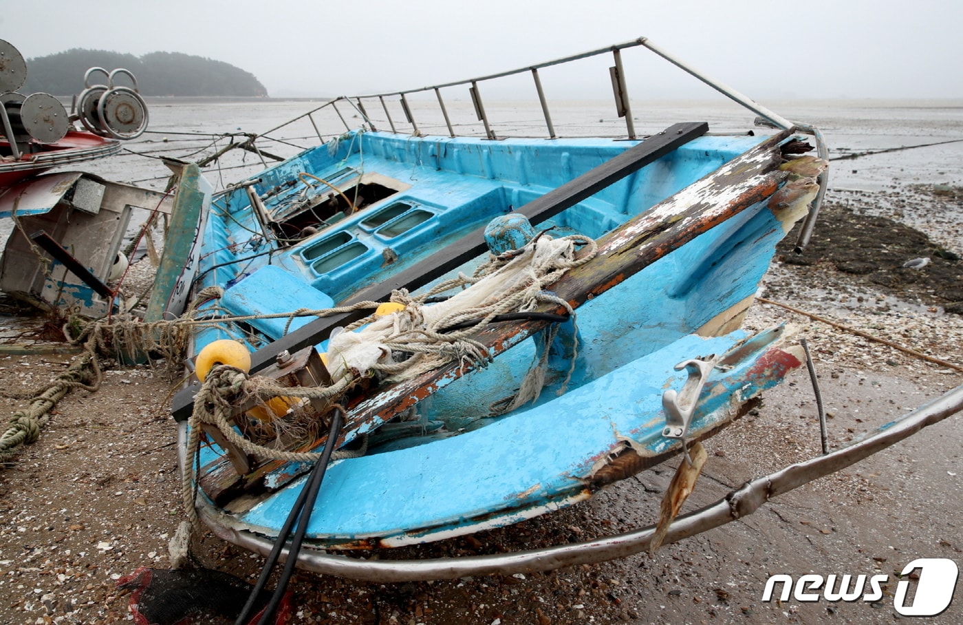22일 대전·충남은 서부권에 강풍특보가 발효된 가운데 밤까지 시속 70㎞의 강한 바람이 불 것으로 예보됐다. 태안군 가경주항에 정박된 배가 강풍으로 인해 파손되어 있다.  ⓒ 뉴스1
