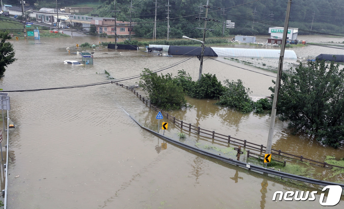 지난 2020년 수해로 임진강 인근의 경기도 파주시 파평면 율곡1리 일대가 집중호우와 임진강 수위 상승으로 물에 잠겨 있다. 2020.8.6/뉴스1 ⓒ News1 이동해 기자