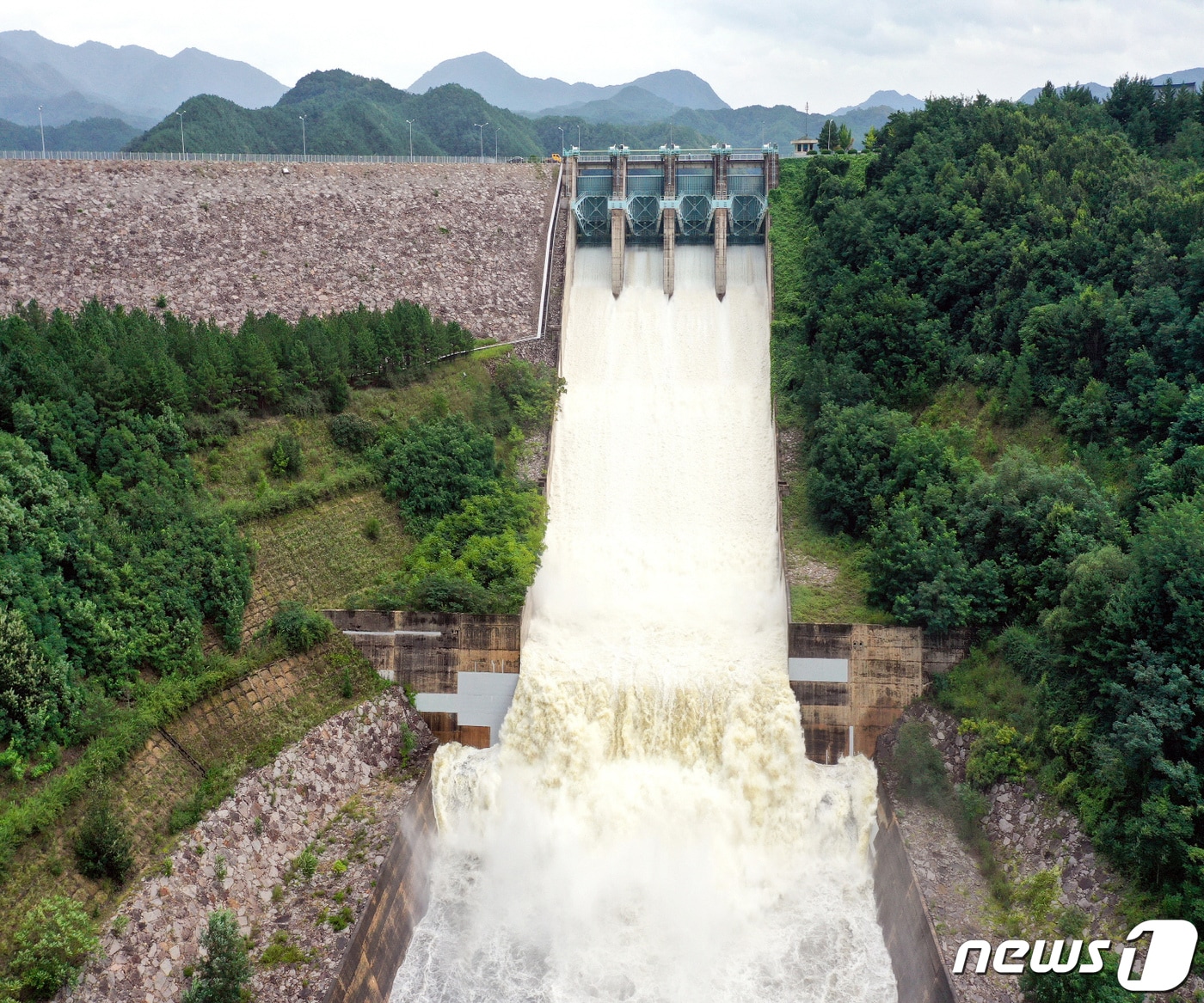 경북 북부지역에 집중호우가 이어진 6일 오전 한국수자원공사&#40;K-water&#41; 안동권지사가 수위 조절을 위해 경북 안동시 임하댐 수문을 열고 초당 300t의 물을 방류하고 있다. 사진은 임하댐 수문. &#40;안동시 제공&#41; &#40;사진은 기사 내용과 무관함&#41; 2020.8.6/뉴스1 ⓒ News1 공정식 기자