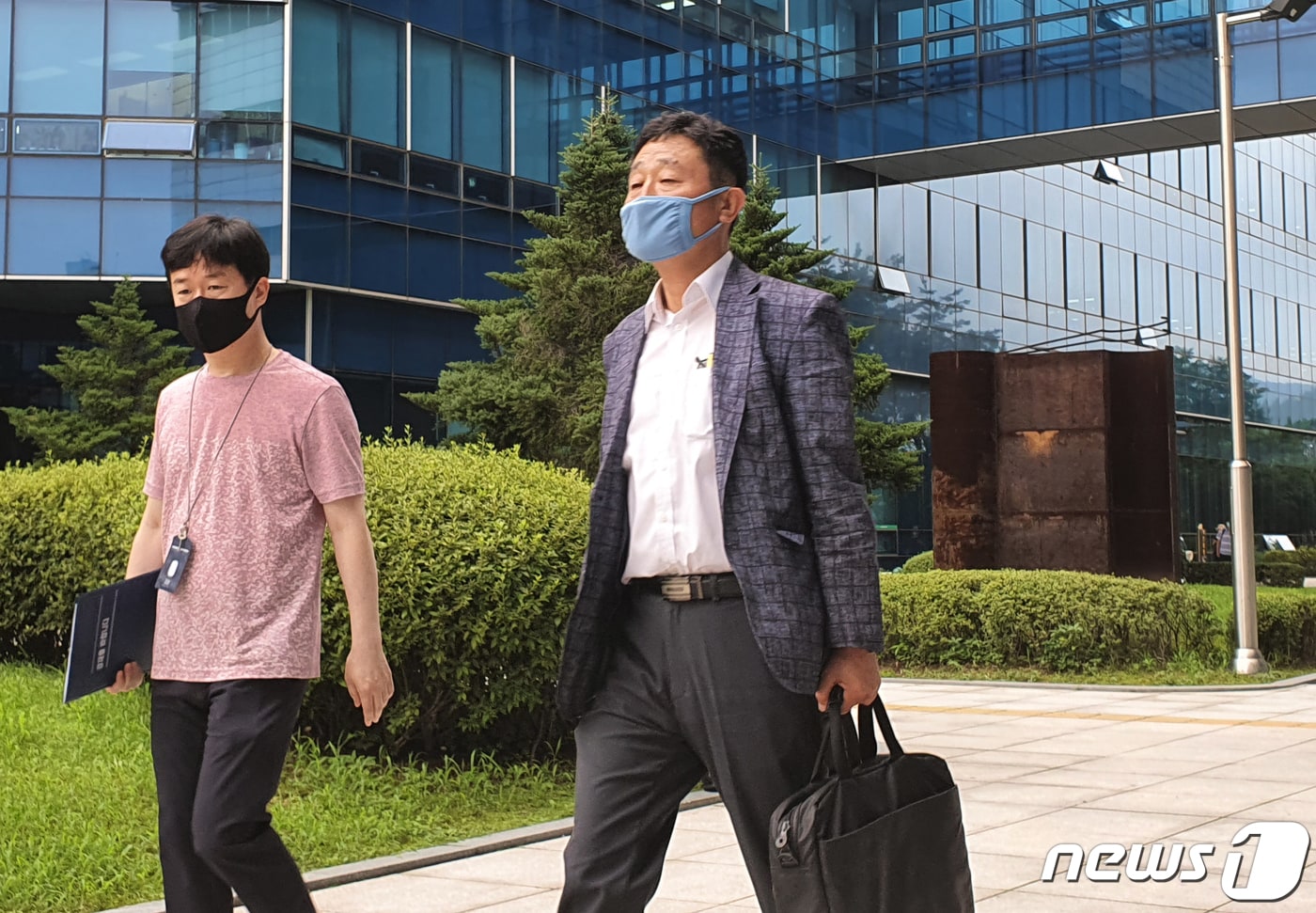 허인회 녹색드림협동조합 전 이사장이 7일 오후 서울북부지방법원에서 변호사법 위반 혐의로 영장실질심사(구속전피의자심문)을 마친 후 법원을 나서고 있다.2020..8.7/뉴스1 ⓒ News1 김근욱 기자