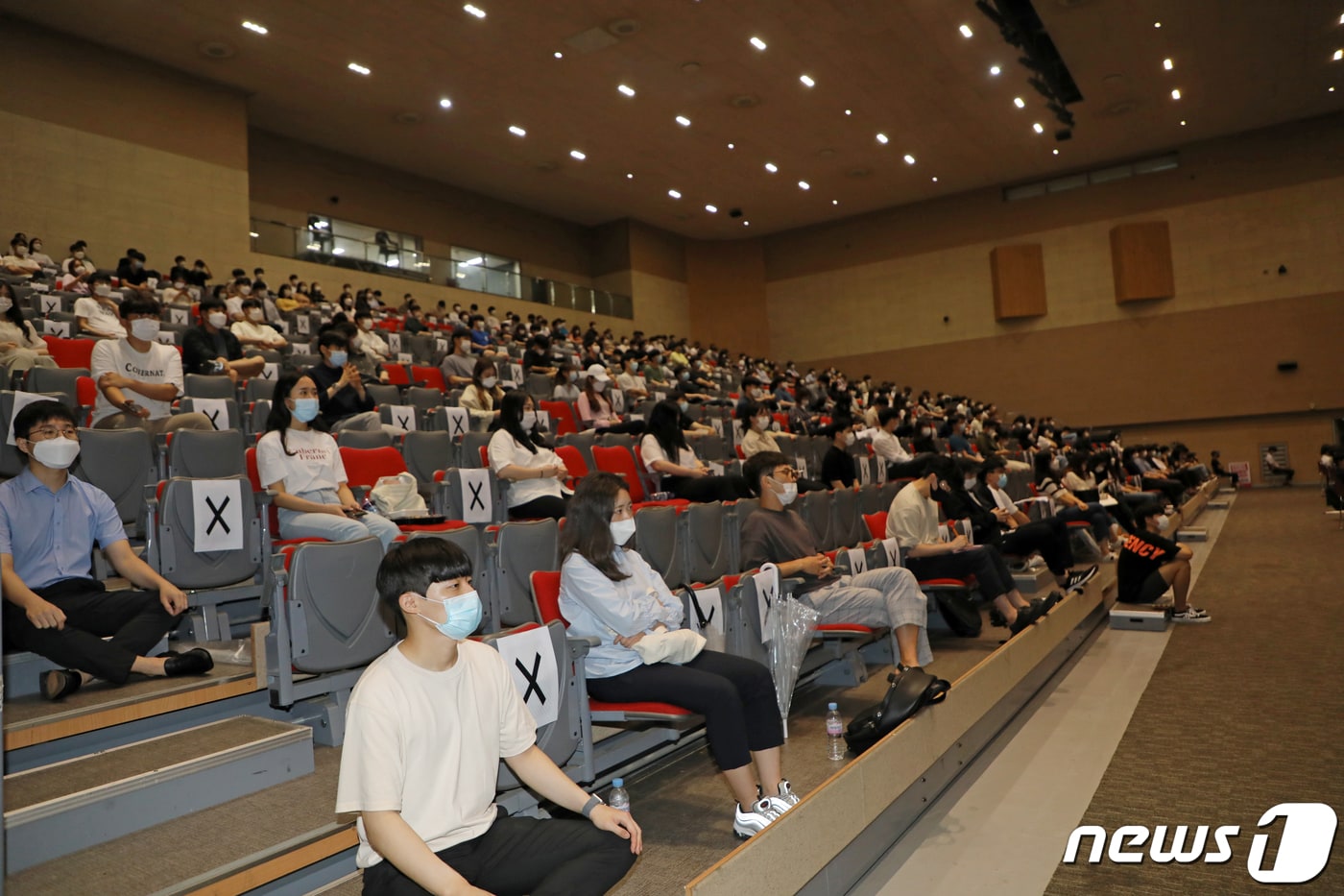 대한전공의협의회가 총파업에 돌입한 7일 오후 광주 서구 치평동 김대중컨벤션센터 다목적홀에서 광주·전남 전공의 400여명이 의대 정원 확대와 공공 의료 확충에 반대하는 단체행동에 나서고 있다.2020.8.7 /뉴스1 ⓒ News1 허단비 기자