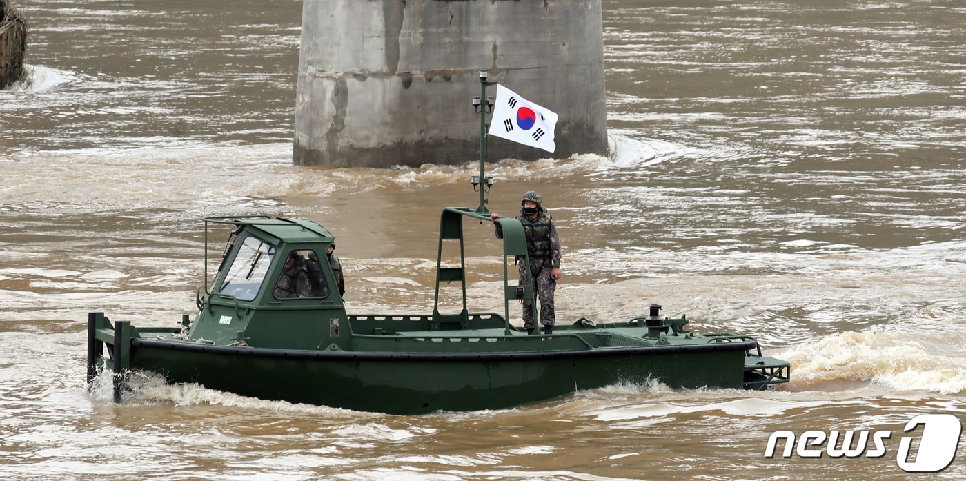 의암댐 선박 전복 사고 발생 이틀째인 7일 군 장병들이 강원 춘천시 남산면 북한강변에서 실종자들을 수색하고 있다. 지난 6일 강원 춘천시 의암댐 인근에서 수초 섬을 고정 작업하던 민간 고무보트와 춘천시청 행정선(환경감시선), 경찰정 등 선박 3척이 전복돼 5명이 실종된 상황이다. 2020.8.7/뉴스1 ⓒ News1 김명섭 기자