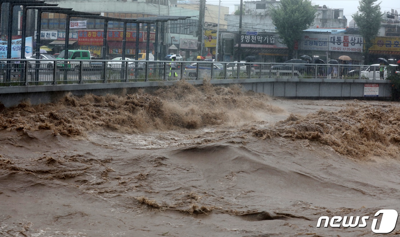 광주에 호우경보가 내린 가운데 서구 양동에서 광주천 물이 양동교로 범람하고 있다. 2020.8.7/뉴스1 ⓒ News1 