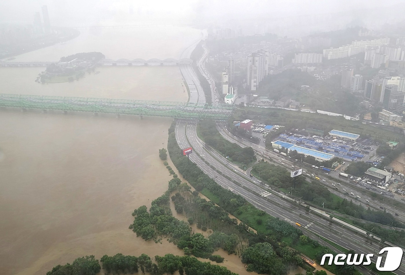 집중호우로 팔당댐 방류량이 늘어 9일 올림픽대로 동작대교∼염창IC가 통제되면서 노들길(오른쪽)이 우회차량들로 정체를 보이고 있다. 서울시는 이날 오후 1시부로 올림픽대로 여의교 주변 본선인 동작대교∼염창IC 구간을 양방향 통제했다. 2020.8.9/뉴스1 ⓒ News1 이성철 기자