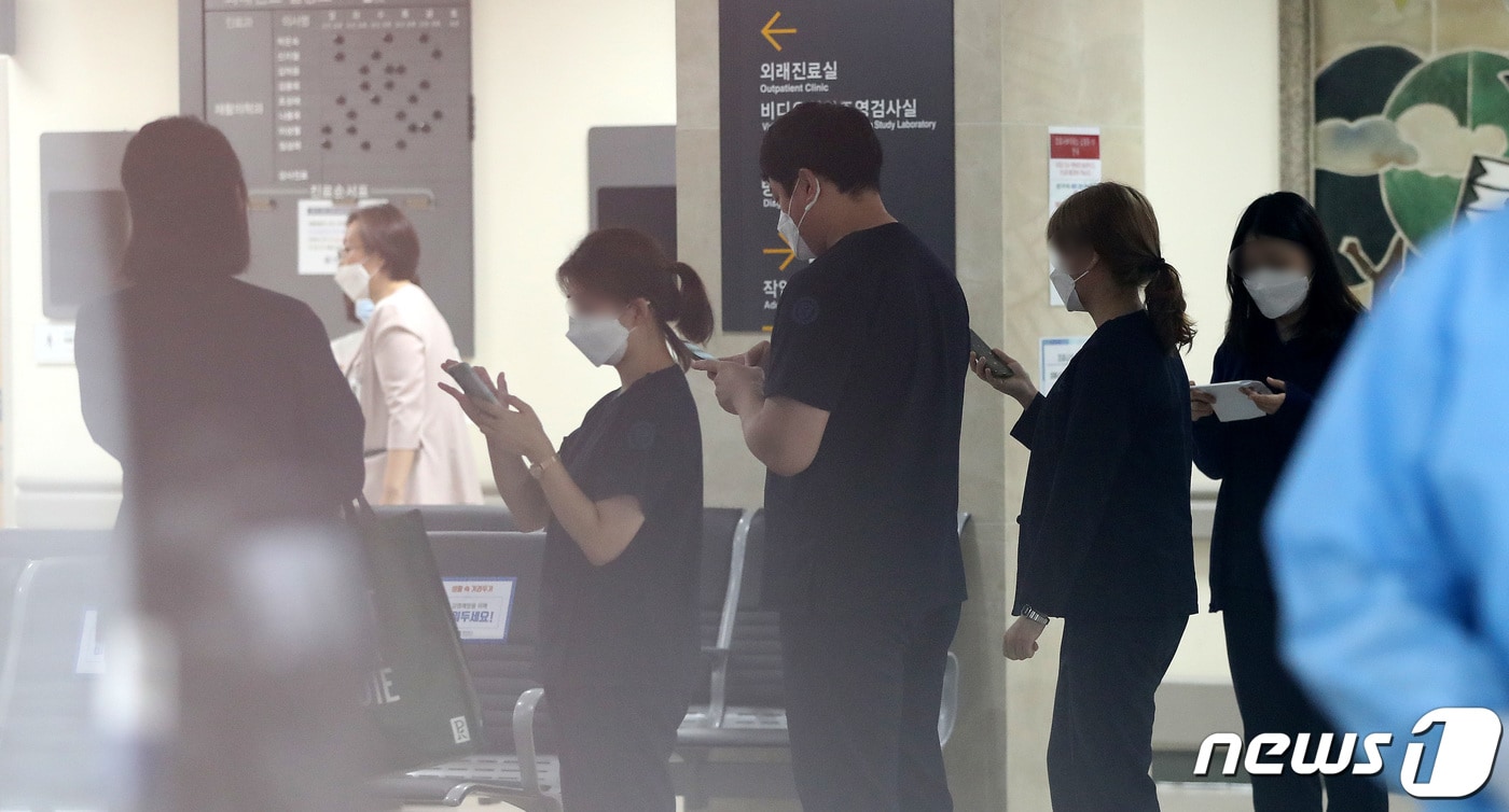 10일 신종 코로나바이러스 감염증(코로나19) 집단감염이 발생한 서울 서대문구 연세대 신촌세브란스 재활병원에서 병원종사자들이 코로나19 검사를 받기위해 대기하고 있다. /뉴스1 ⓒ News1 박지혜 기자