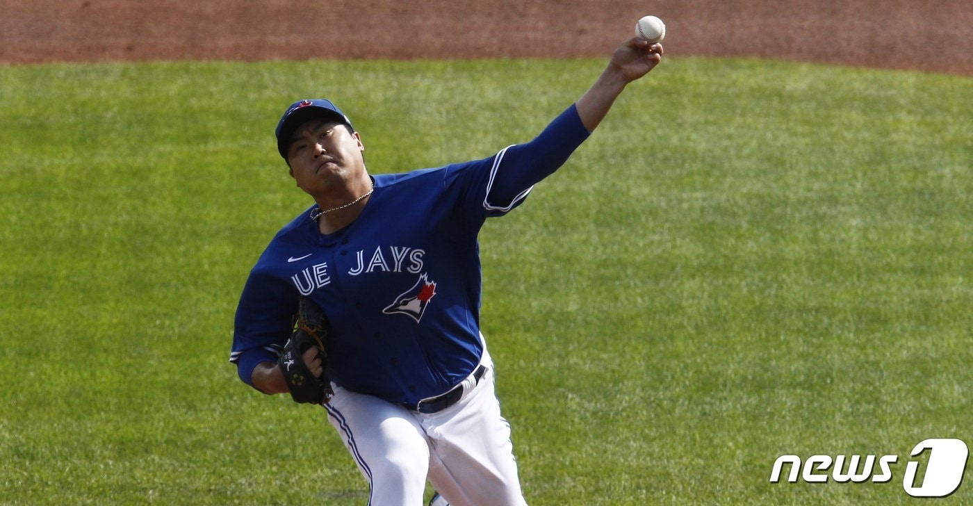 '코리안 몬스터' 류현진이 14일(한국시간) 뉴욕 버팔로 샬렌필드에서 열린 2020 메이저리그(MLB) 뉴욕 메츠와의 경기에서 힘차게 공을 던지고 있다. ⓒ AFP=뉴스1 ⓒ News1 이재명 기자