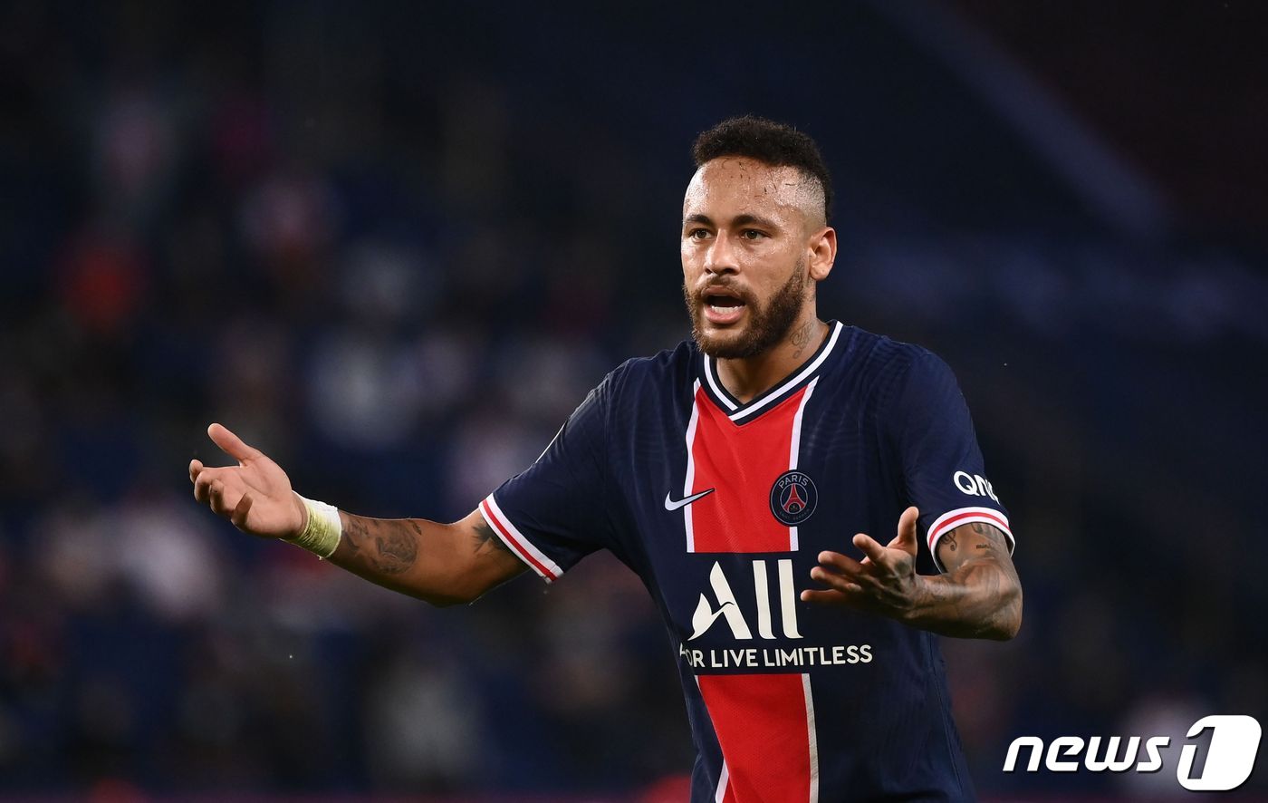 2020-21시즌 들어 첫 출전한 경기에서 퇴장을 당한 네이마르. ⓒ AFP=뉴스1