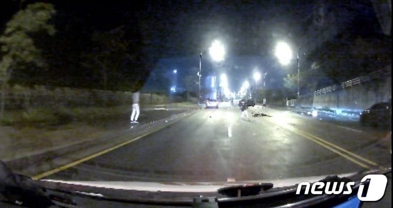 을왕리 치킨배달 50대 오토바이 운전자 사망사고 현장 블랙박스 모습(인천소방본부 제공)2020.9.16/뉴스1 ⓒ News1 박아론 기자