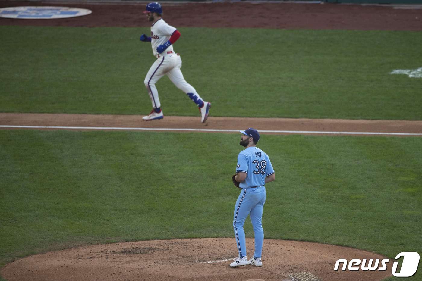 토론토 블루제이스 로비 레이가 19일(한국시간) 미국 펜실베이니아주 필라델피아 시티즌스뱅크파크에서 열린 2020 메이저리그 필라델피아 필리스와 더블헤더 1차전에 선발 등판해 5회초 브라이스 하퍼에게 투런포를 내준 뒤 허탈해하고 있다. ⓒ AFP=뉴스1