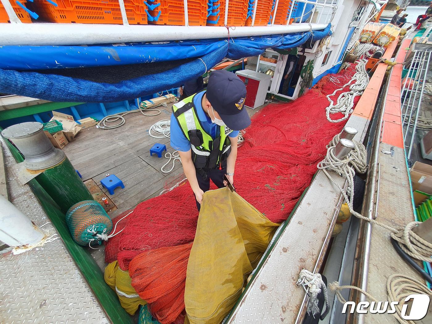 충남 보령해경이 한 어선에 올라 어구를 점검하고 있다.(보령해경 제공)ⓒ 뉴스1