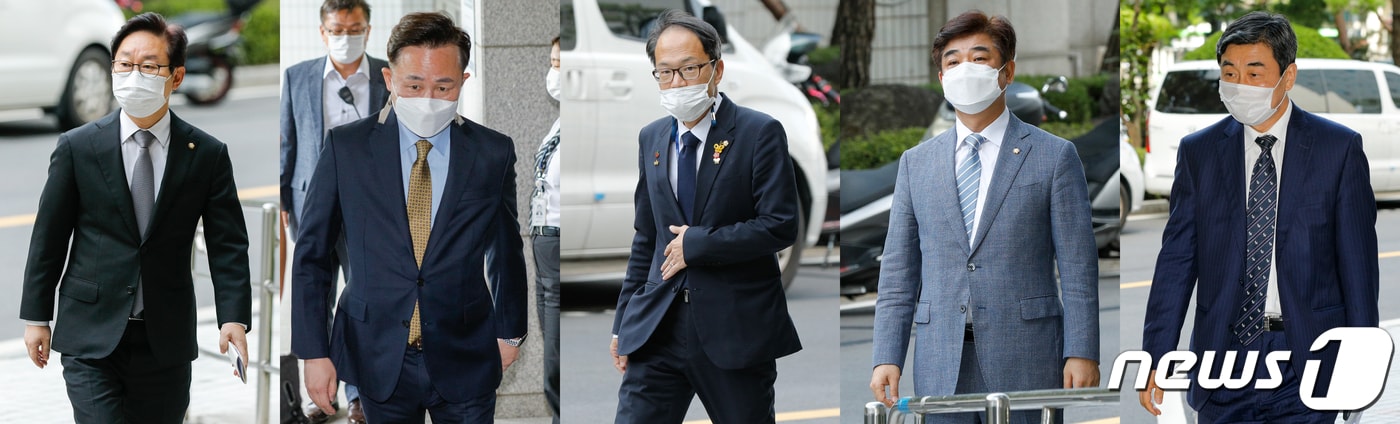 박범계 더불어민주당 의원&#40;왼쪽부터&#41;, 표창원 전 의원, 박주민 의원, 김병욱 현 대통령실 정무비서관, 이종걸 전 의원이 서울 양천구 남부지방법원에서 열린 국회 패스트트랙&#40;신속처리안건&#41; 충돌사건 관련 폭력행위 등 처벌에 관한 법률 위반&#40;공동폭행&#41; 혐의 첫 공판에 출석하고 있다. 2020.9.23/뉴스1 ⓒ News1 안은나 기자