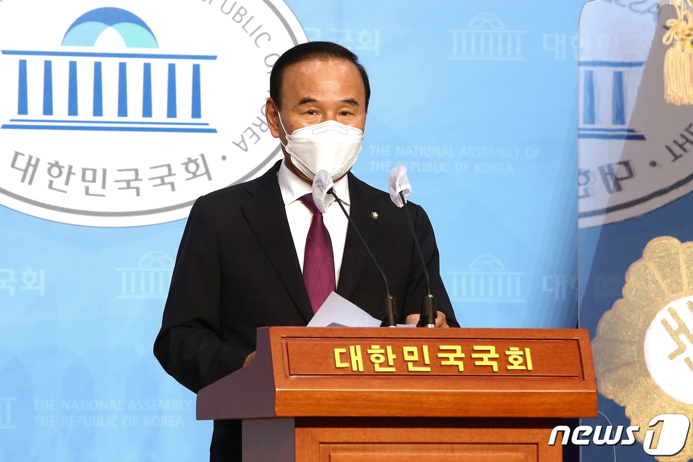 가족 기업이 피감기관으로부터 수천억원대 특혜 수주를 받았다는 의혹을 받고 있는 박덕흠 국민의힘 의원이 23일 국회 소통관에서 탈당 기자회견을 하고 있다. 2020.9.23/뉴스1 ⓒ News1 박세연 기자