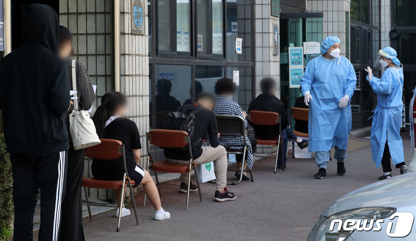 학생들의 등교가 재개된 서울에서 학생 1명이 신종 코로나바이러스 감염증(코로나19) 확진 판정을 받은 가운데 24일 서울 양천구보건소에 마련된 선별진료소에서 신월중학교 학생들 및 시민들이 검사를 받고 있다. /뉴스1 ⓒ News1 이동해 기자