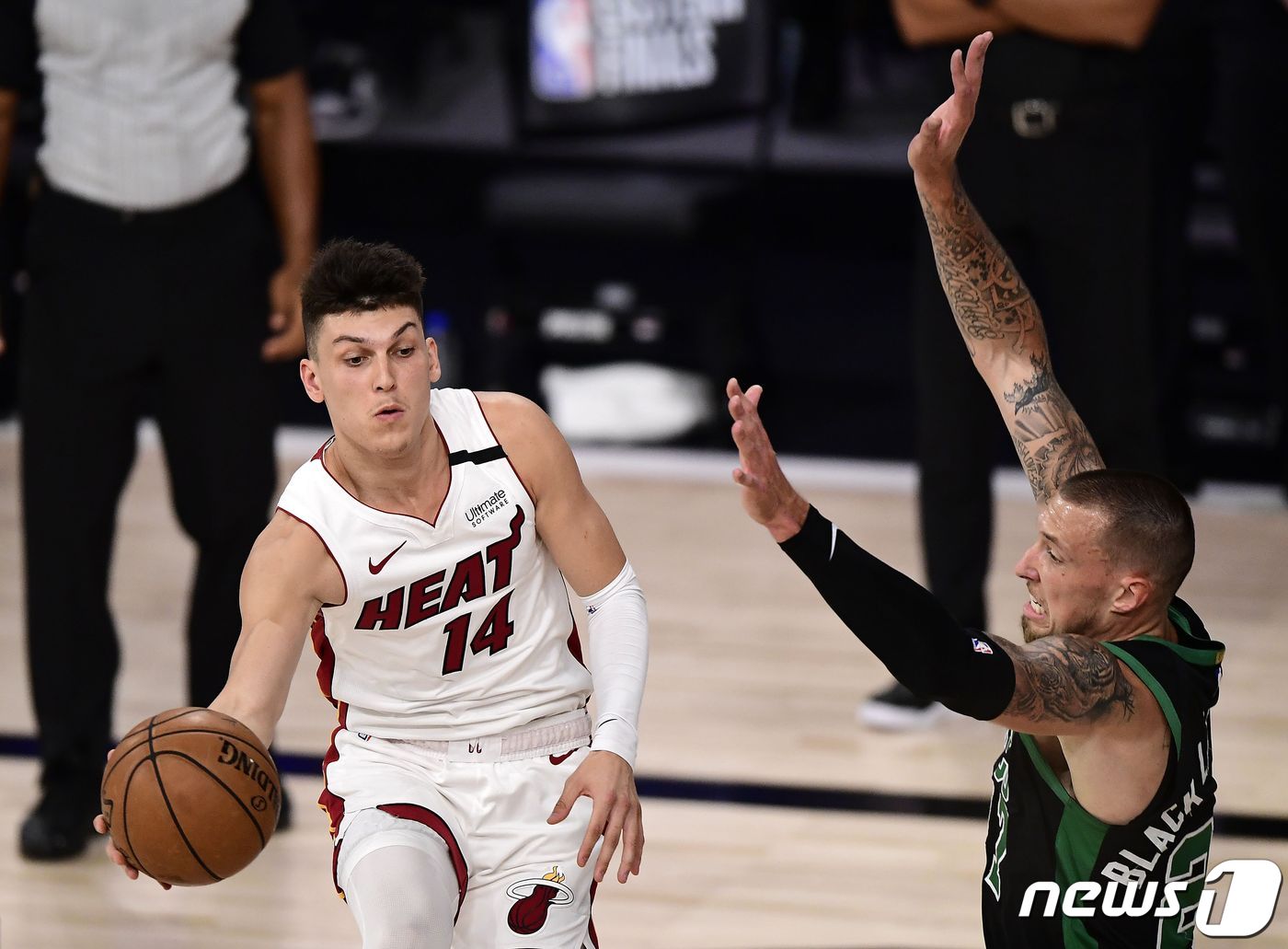 마이애미 히트 타일러 히로가 보스턴 셀틱스 수비를 피해 패스를 시도하고 있다.ⓒ AFP=뉴스1