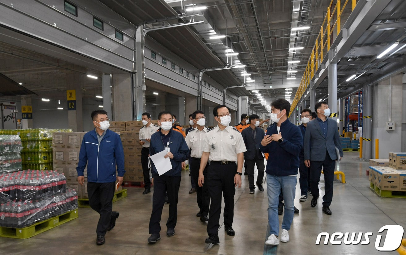 정문호 소방청장이 24일 경기도 화성 동탄물류단지를 방문해 다가오는 추석명절 택배물량이 급증할 것을 대비해 화재안전점검을 실시하고 있다. (소방청 제공) 2020.9.24/뉴스1 ⓒ News1 권현진 기자