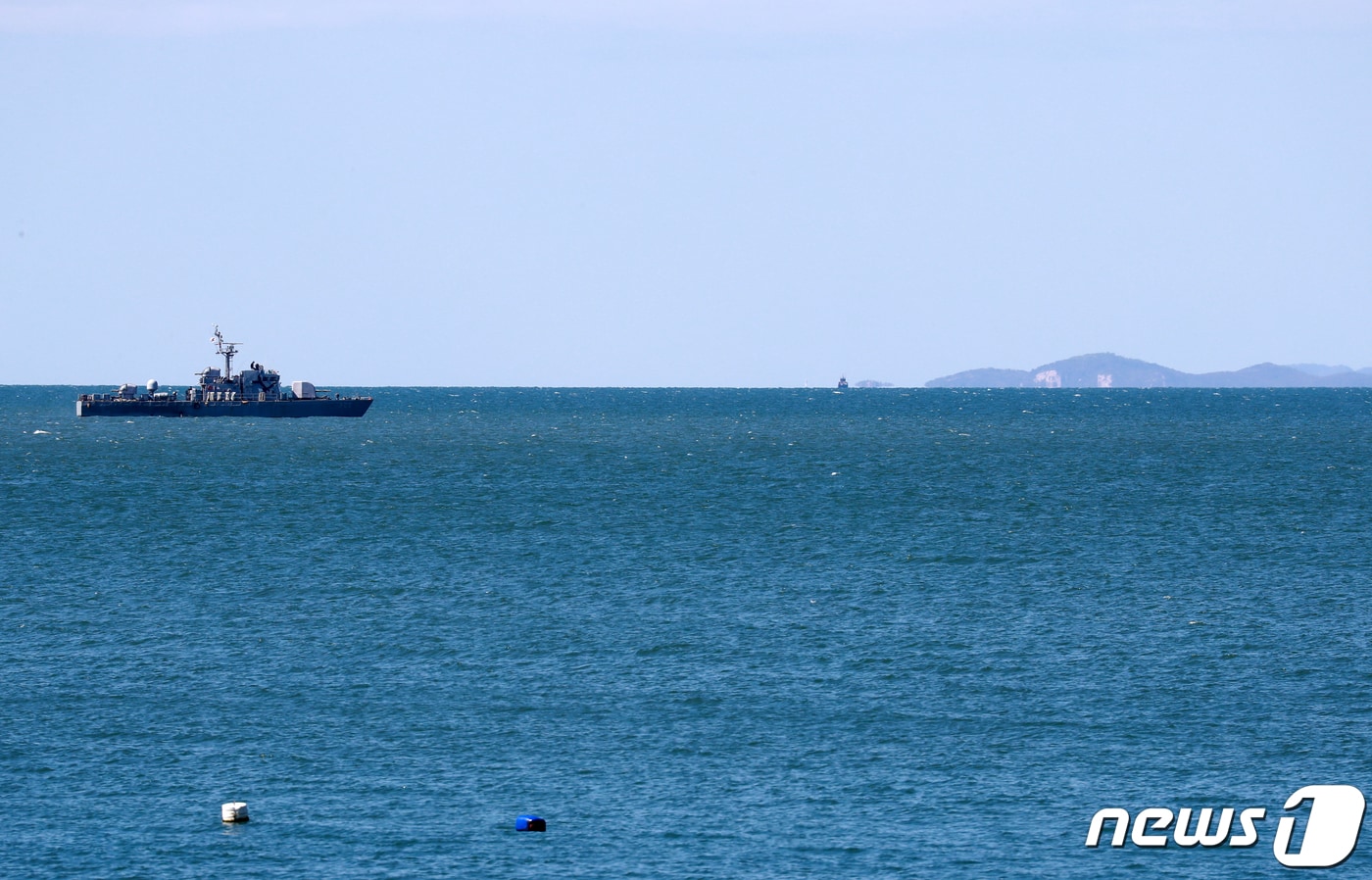 지난 2000년 9월25일 인천 옹진군 연평도 앞 북방한계선(NLL) 인근 해상에서 해군 고속정이 기동하고 있다. 오른쪽은 북한 황해남도 등산곶. 2020.9.25/뉴스1 ⓒ News1 구윤성 기자