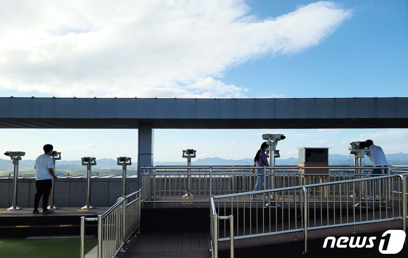 경기도 파주시 도라전망대에서 관광객들이 비무장지대와 북한 일대를 망원경으로 바라보고 있다. 2020.9.25/뉴스1 ⓒ News1 허경 기자