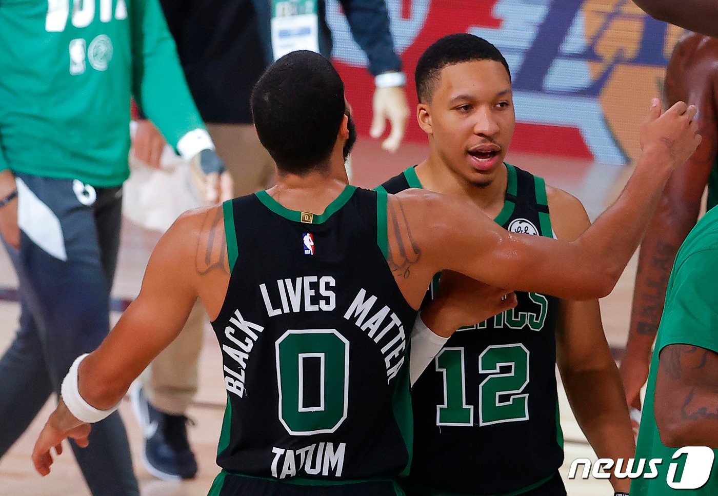 마이애미 히트를 상대로 역전승을 거둔 보스턴 셀틱스 선수들이 기뻐하고 있다. ⓒ AFP=뉴스1