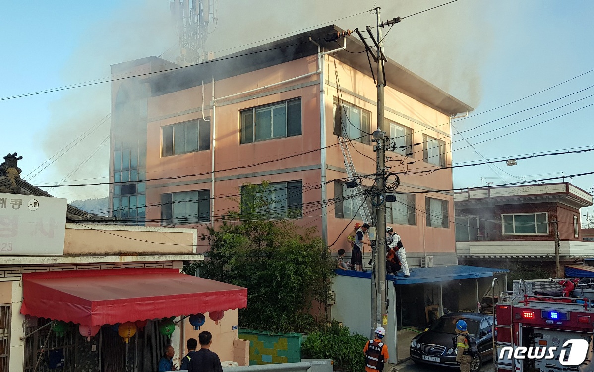 29일 오전 7시께 울산시 울주군 청량읍 덕하리의 한 3층짜리 상가건물 1층에서 불이 나 소방당국이 구조작업을 하고 있다.(울산소방본부 제공) ⓒ 뉴스1