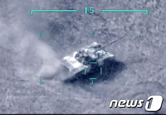 TB-2 드론이 발사한 대전차미사일 표적이 된 아르메니아측 T-72 전차. (터키 아나돌루 통신)ⓒ 뉴스1