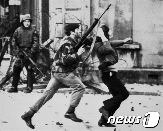 '피의 일요일' 북아일랜드 데리에서 아일랜드 시위대를 진압하는 영국군. ⓒ AFP=뉴스1    