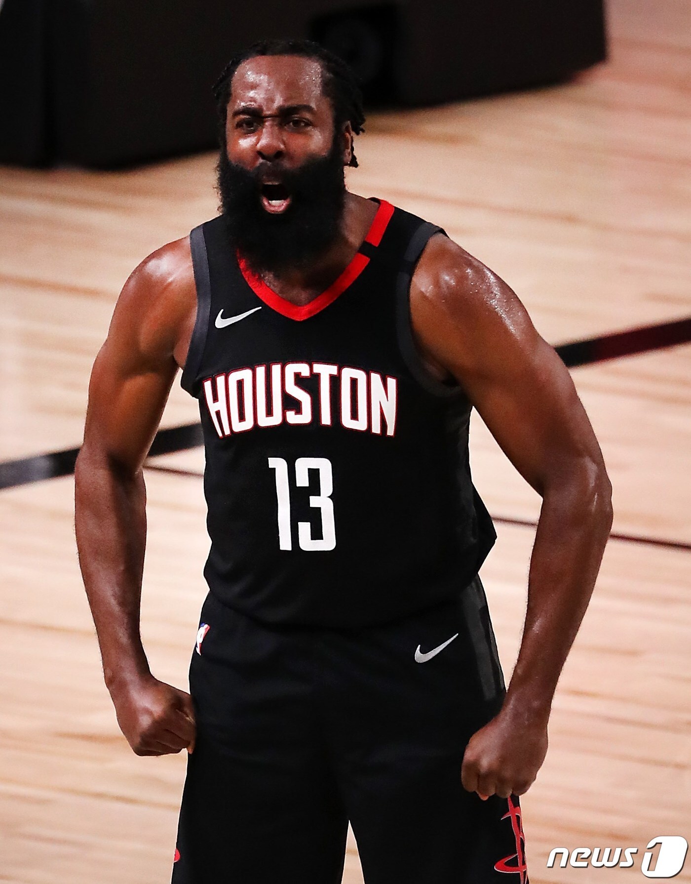 휴스턴 로키츠 제임스 하든이 3일(한국시간) 미국 올랜도 어드벤트헬스 아레나에서 열린 2019-20 미국프로농구(NBA) 서부 콘퍼런스 플레이오프 1라운드(7전4선승제) 7차전에서 포효하고 있다. ⓒ AFP=뉴스1