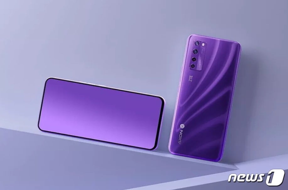 ZTE가 세계 최초로 '언더 디스플레이 카메라(UDC)'를 탑재한 스마트폰 '액손(Axon) 20 5G'를 공개했다. <출처=더버지 갈무리> ⓒ 뉴스1