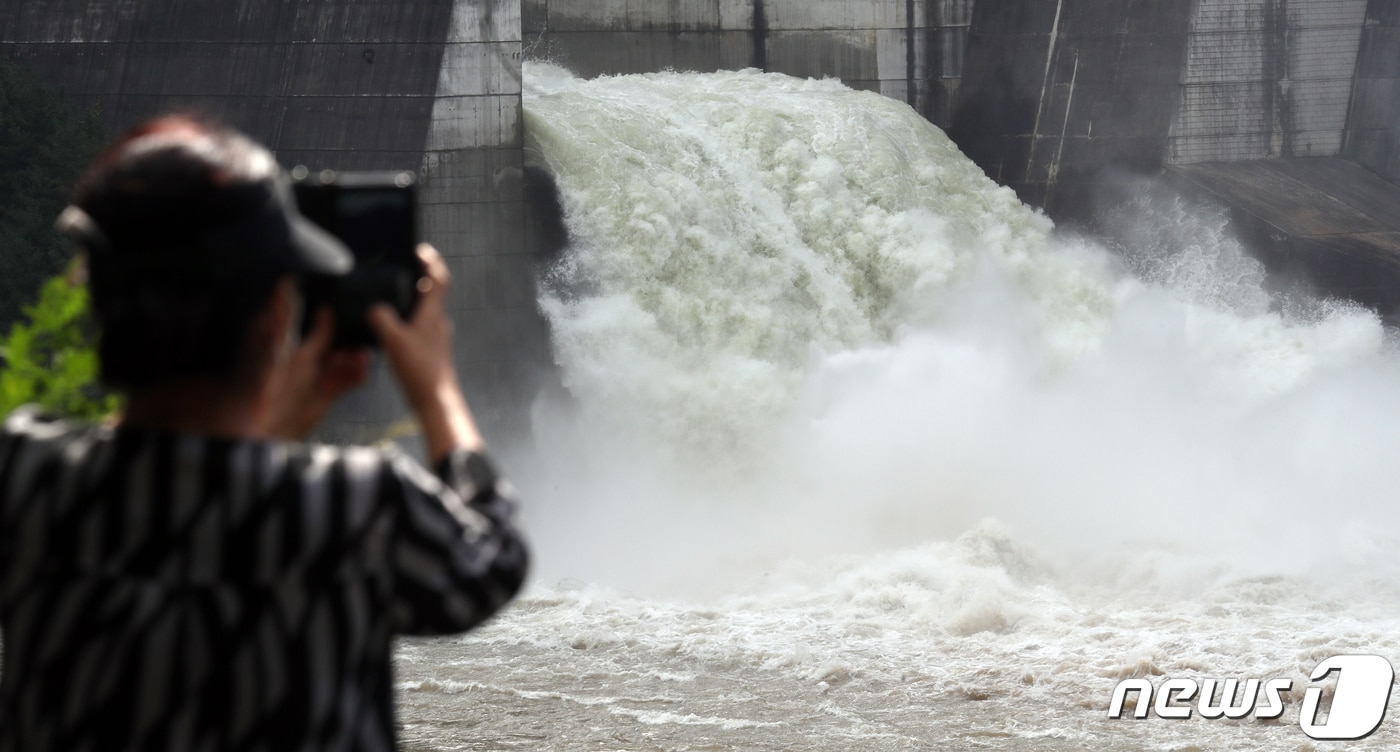 지난 2020년 9월 4일 오전 강원도 춘천시 소양강댐 여수로가 개방돼 초당 700톤의 수량이 방류됐다. ⓒ News1 김명섭 기자