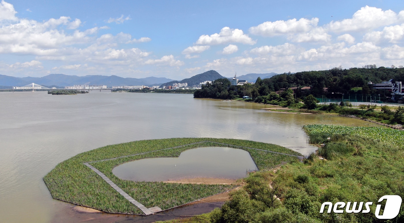 강원도 춘천시의 도시 브랜드인 하트 모양을 담은 인공 수초섬. 해당 인공 수초섬 2개 중 1개는 완공되기 전인 지난 2020년 8월 6일 의암호의 급류에 휩쓸렸고, 이를 고정하려는 작업을 진행하다가 인명피해가 났다. 2020.9.4/뉴스1 ⓒ News1 김명섭 기자