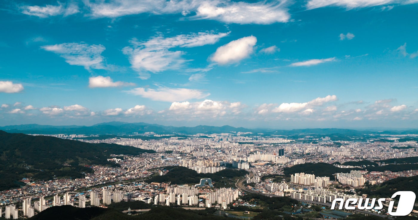 23일 대전·충남은 대체로 맑은 가운데 내륙을 중심으로 가시거리 200m 미만의 안개가 끼는 곳이 있겠다. 대전동구 식장산 전망대에서 바라본 대전 모습. / 뉴스1 ⓒ News1 김기태 기자