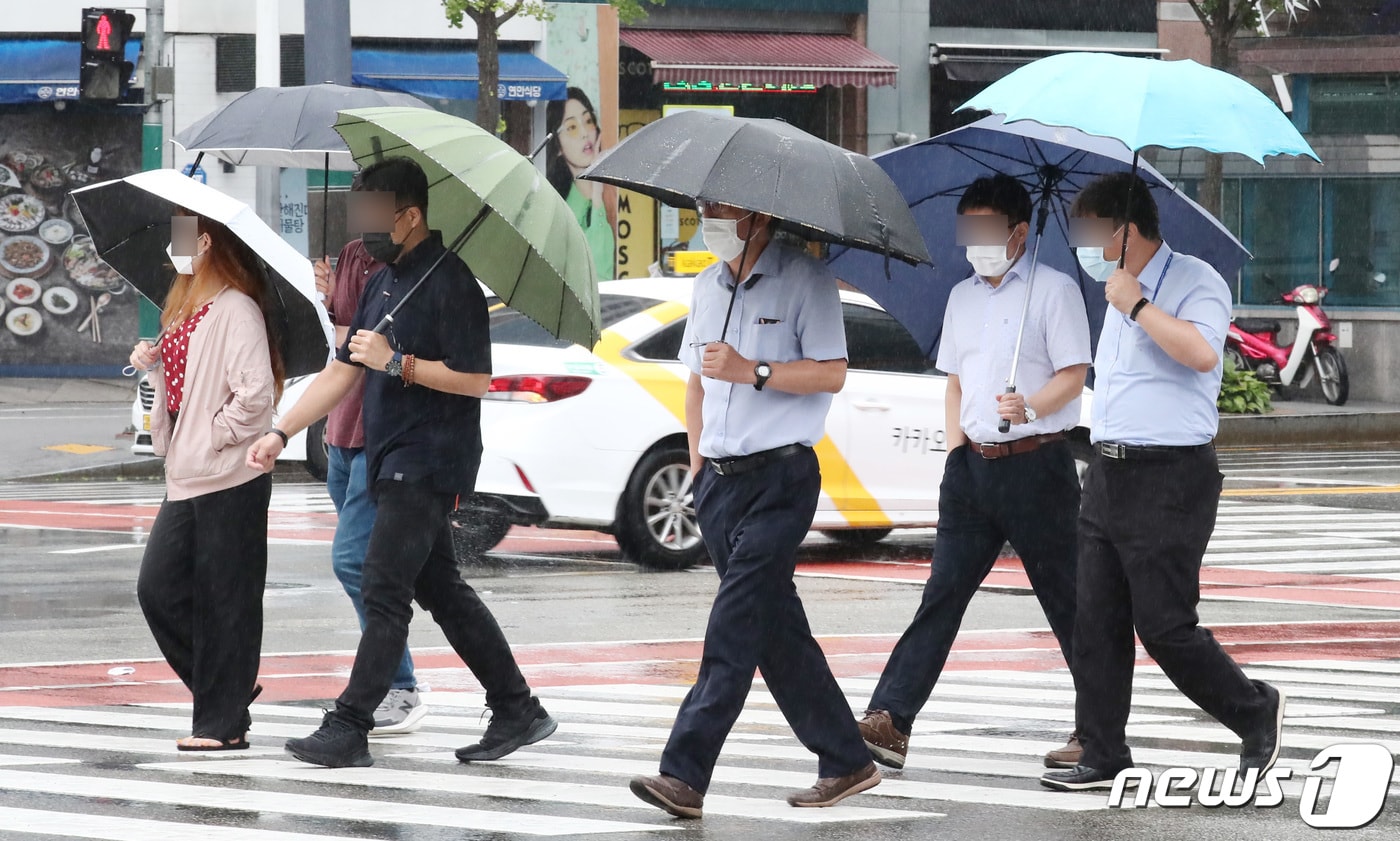 우산을 쓰고 이동하는 시민들. ⓒ 뉴스1 김기태 기자