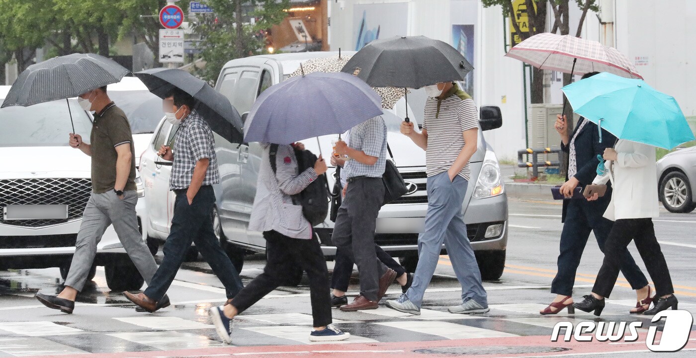 13일 대전·충남은 흐린 가운데 낮부터 늦은 오후 사이 소나기가 내리는 곳이 있을 것으로 예보됐다. 대전 서구 대전시청 인근 도로에서 시민들이 우산을 쓰고 이동하고 있다. /뉴스1 ⓒ News1 김기태 기자