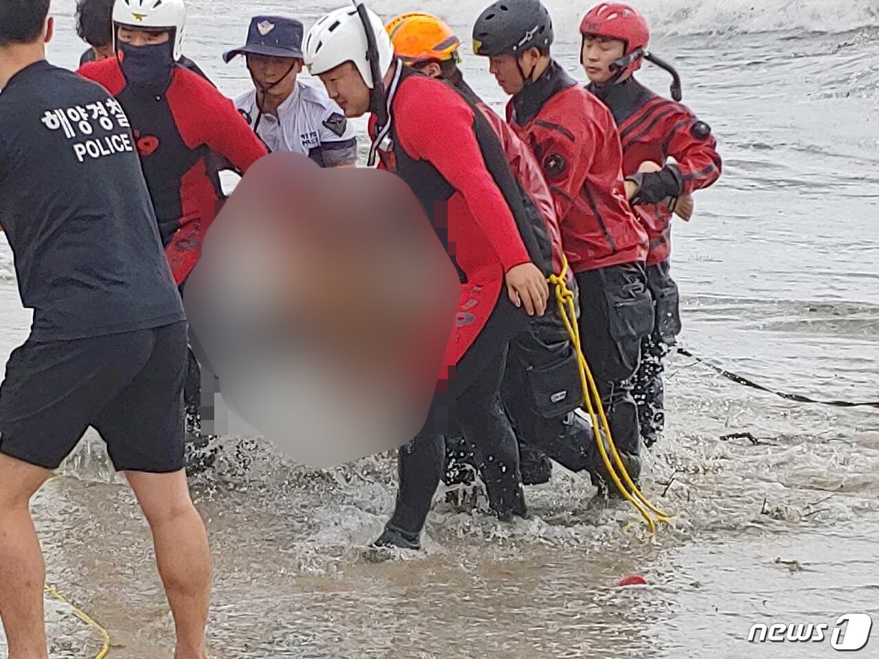 해운대 앞바다에서 익사체가 발견돼 당국이 수습하고 있다.(부산경찰청 제공)ⓒ 뉴스1