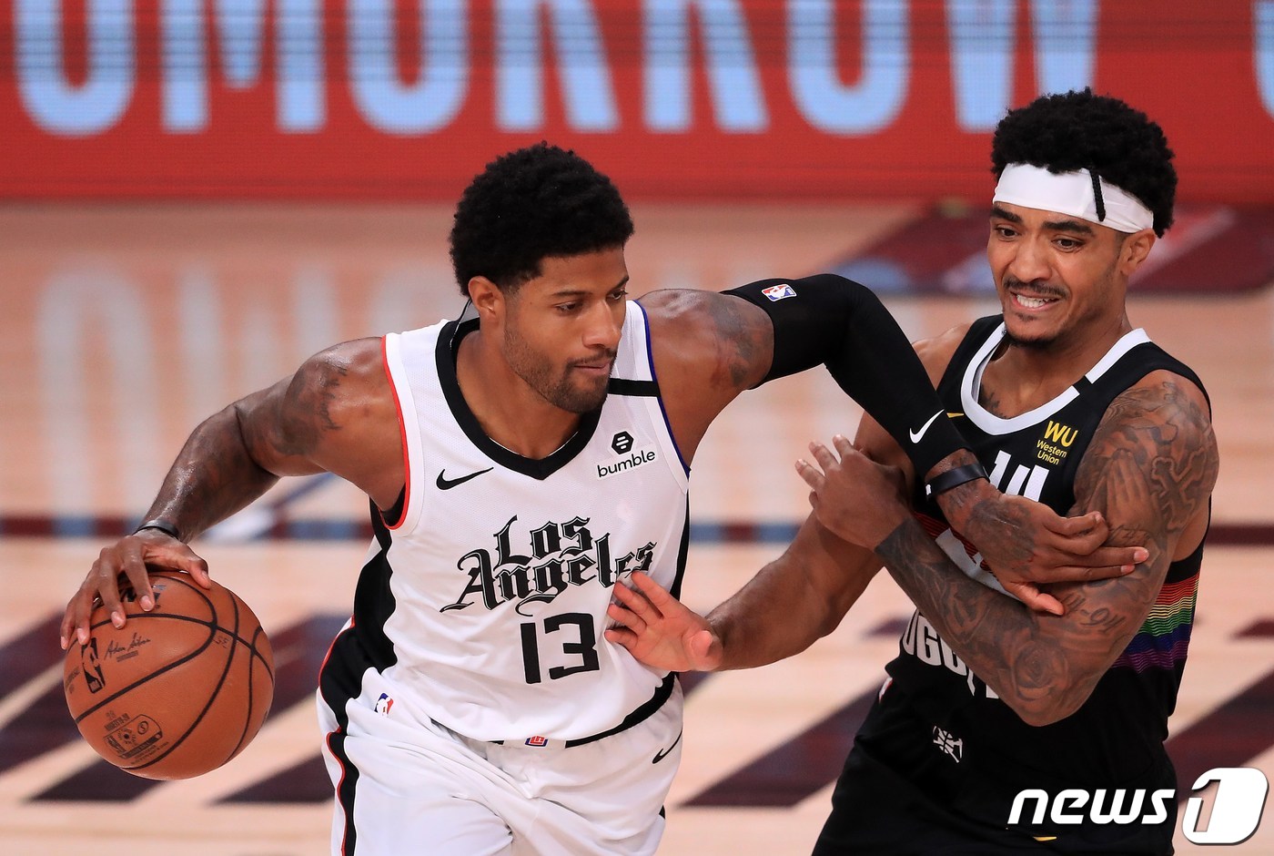 LA 클리퍼스 폴 조지가 8일(한국시간) 미국 플로리다주 올랜도 어드벤트헬스 아레나에서 열린 2019-20 미국프로농구(NBA) 서부 콘퍼런스 플레이오프 2라운드 3차전에서 덴버 너기츠의 수비를 뚫고 있다. ⓒ AFP=뉴스1