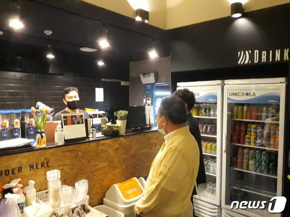 이용붕 예산군 부군수와 오범균 충청남도 문화체육관광국장이 다중이용시설 방역수칙 준수 여부를 점검하고있다. ⓒ 뉴스1