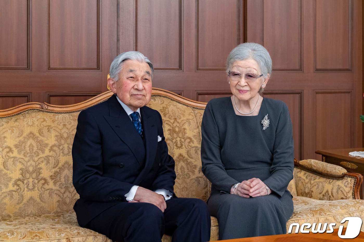 아키히토 일본 상왕과 미치코 상왕비가 지난 1월1일(현지시간) 도쿄 저택에서 새해를 맞아 가족사진을 찍으며 포즈를 취하고 있다. ⓒ AFP=뉴스1 ⓒ News1 우동명 기자