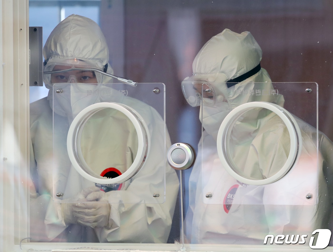 2021년 신축년(辛丑年) 새해 첫 날인 1일 서울 중구 서울역 앞에 마련된 신종 코로나바이러스 감염증(코로나19) 임시선별검사소에서 의료진들이 검체 검사 준비를 하고 있다. 2021.1.1/뉴스1 ⓒ News1 송원영 기자