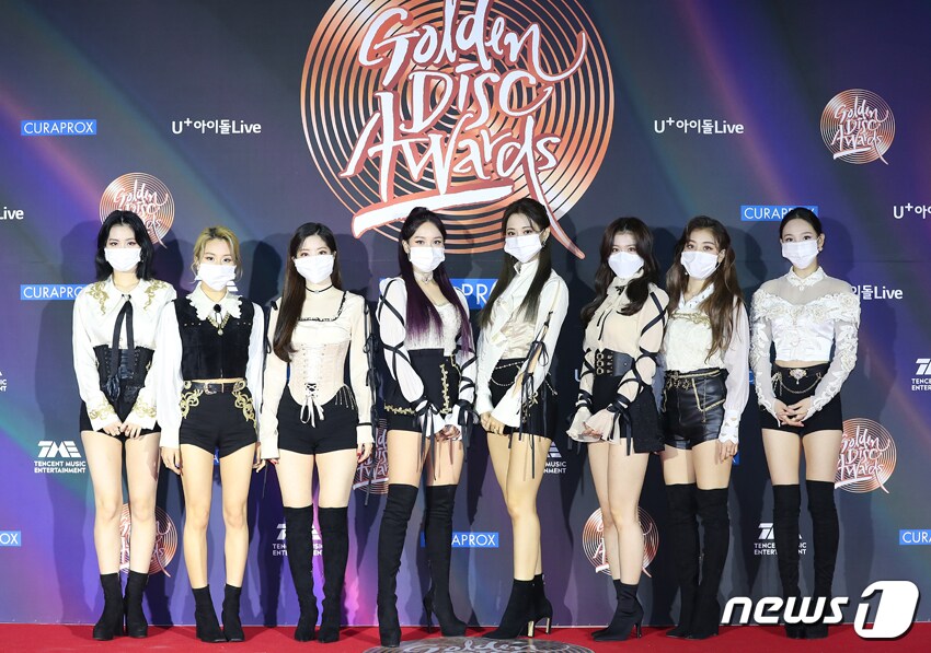 걸그룹 트와이스가 10일 오후 경기도 고양시 일산 킨텍스에서 온택트로 진행된 '제35회 골든디스크 어워즈 with 큐라프록스' 디지털 음반 부문 부문 포토월 행사에 참석해 포즈를 취하고 있다. (골든디스크어워즈 사무국 제공) 2021.1.10/뉴스1 ⓒ News1 김진환 기자
