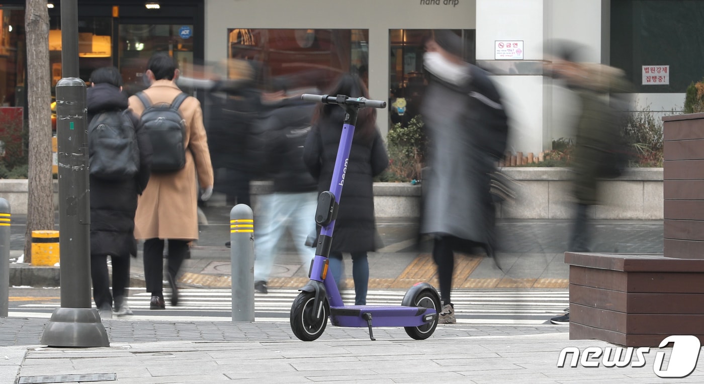 공유킥보드 업체들이 헬멧 착용 의무화, 즉시 견인 조치 등 정부와 지자체 규제에 대해 개선이 필요하다고 주장했다. ⓒ News1 이성철 기자