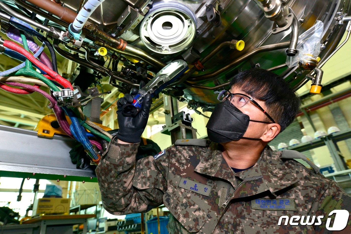 항공우주공학 분야 최고 자격인 '항공우주공학 국제기술사' 자격을 취득한 공군 군수사령부 항공자원관리단 최동인 준위(준사관 101기, 만 45세)가 항공기 엔진을 점검하고 있다. (공군 제공) ⓒ 뉴스1