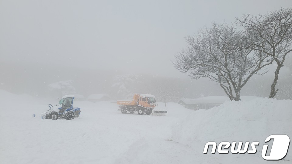 제주 한라산 폭설 제설작업&#40;한라산국립공원 제공·자료사진&#41;뉴스1