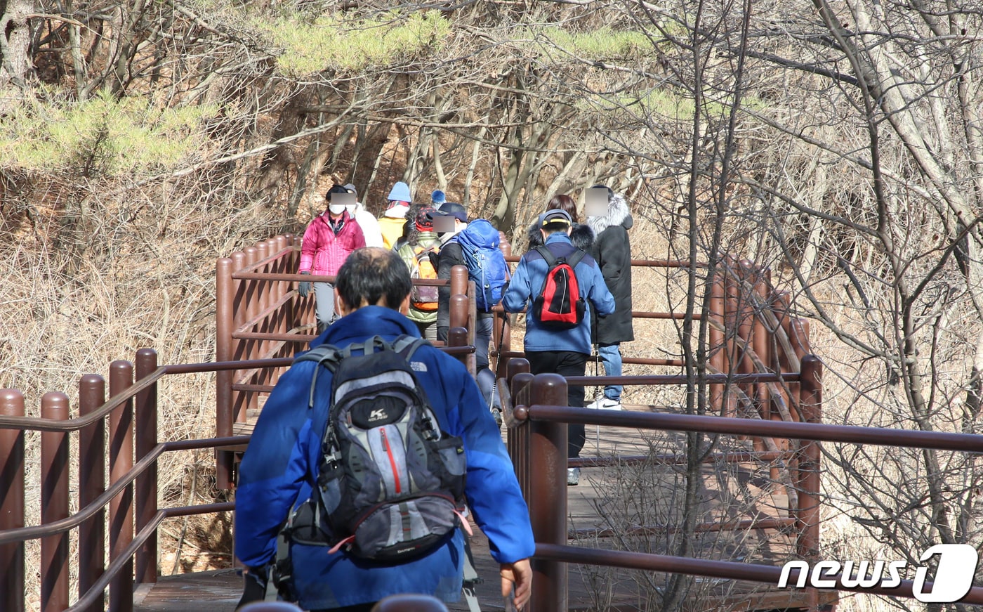 계룡산국립공원에 입산 중인 탐방객들 모습.(뉴스1DB)/뉴스1