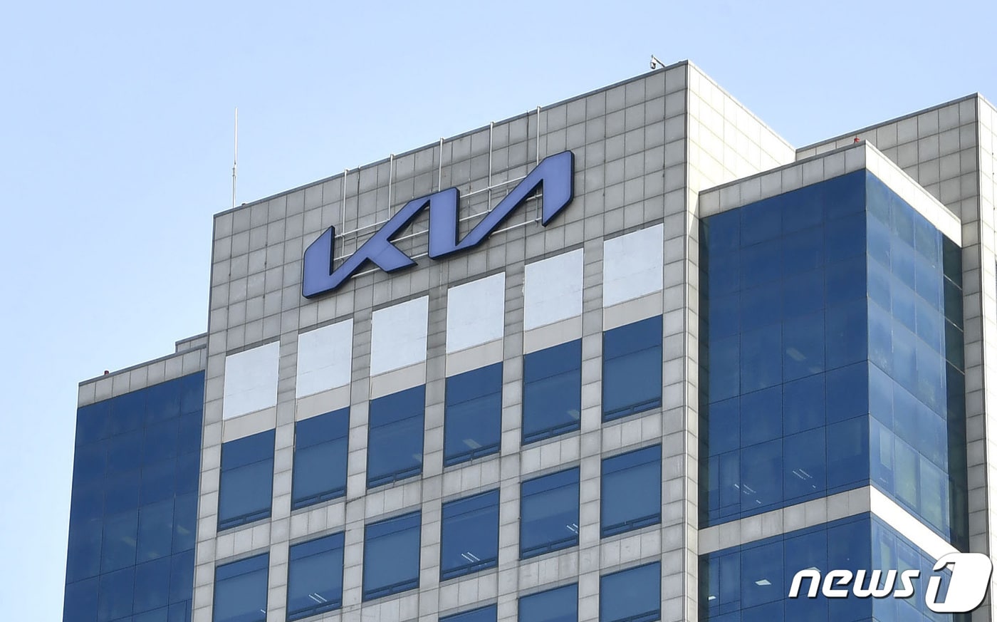 서울 서초구 양재동 기아자동차 사옥 외벽에 기아차의 새로운 로고가 걸려 있다. (기아자동차 제공) 2021.1.14/뉴스1 ⓒ News1 박지혜 기자