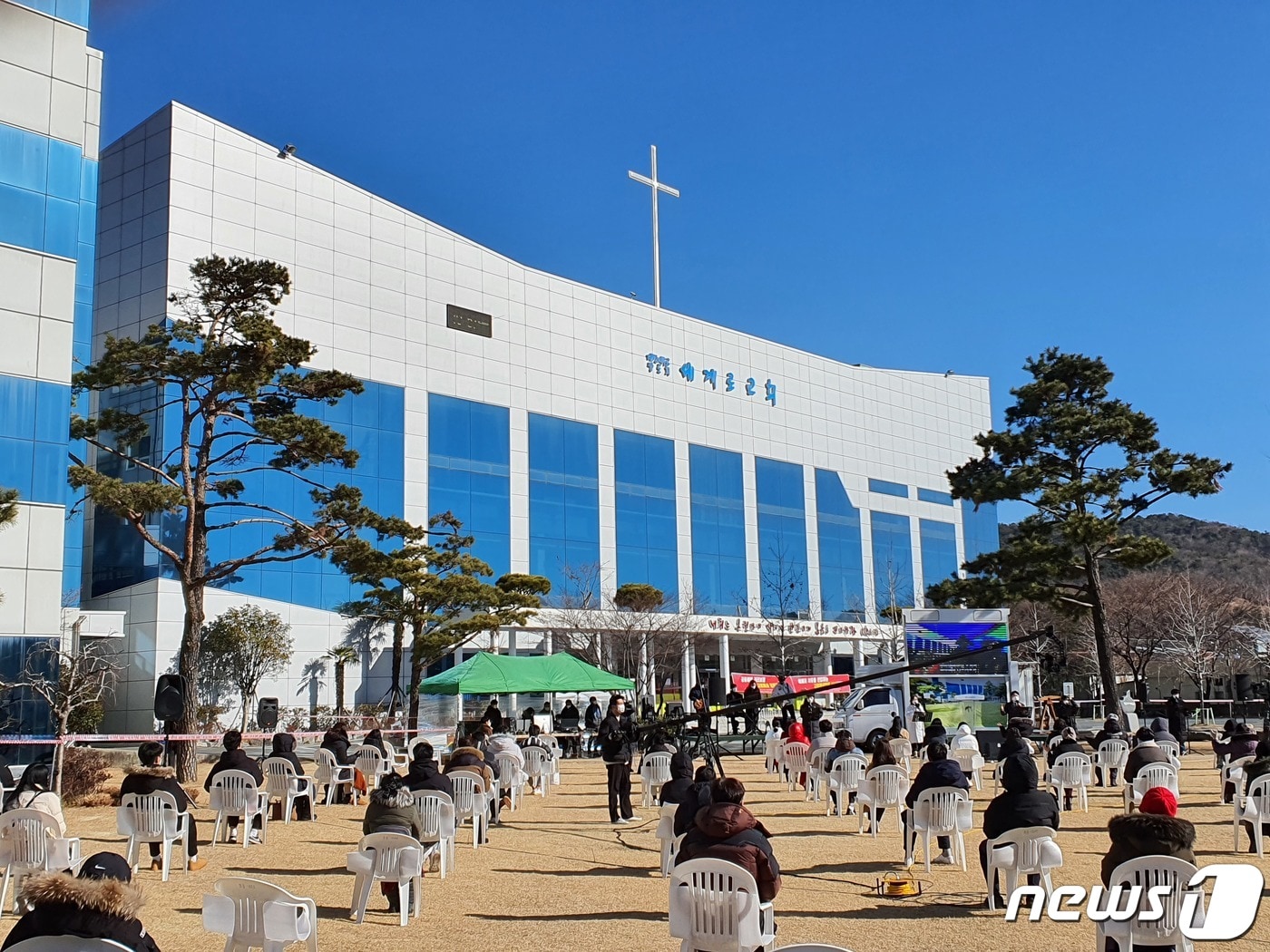 부산 강서구 세계로교회가 잔디밭에서 대면예배를 진행하고 있다. 2020.1.17/뉴스1 ⓒ News1 노경민 기자