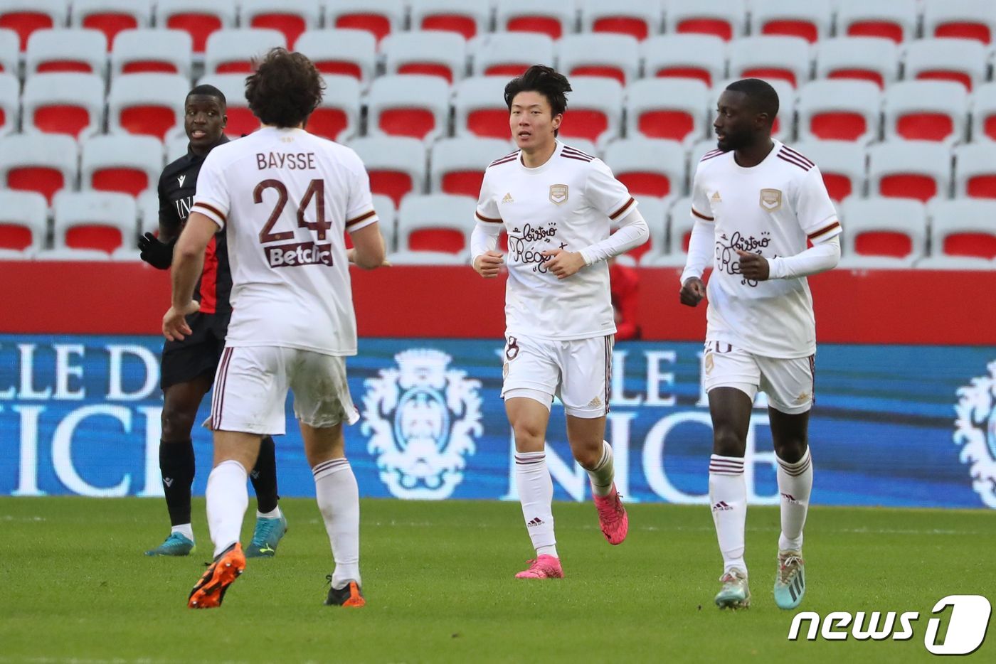 프랑스 보르도의 황의조(가운데) ⓒ AFP=뉴스1