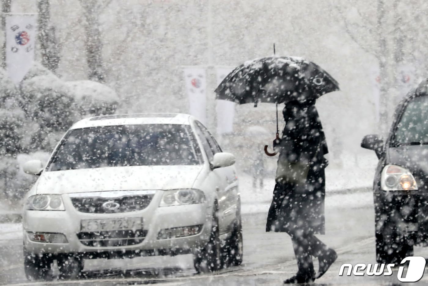 대전 서구에서 시민들이 발길을 재촉하고 있다. /뉴스1 ⓒ News1 김기태 기자