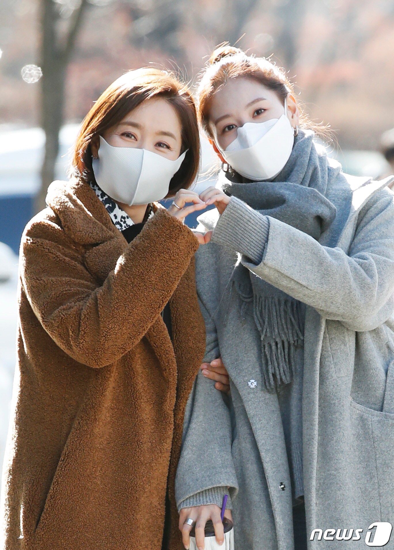 배우 윤유선, 김재경(오른쪽)이 영화 홍보차 19일 오후 서울 양천구 목동 SBS에서 진행되는 SBS 파워FM ‘최화정의 파워타임’ 방송을 위해 참석하고 있다. '간이역‘(김정민 감독)은 기억을 잃어가는 순간에도 사랑만큼은 지키고 싶은 남자 승현(김동준 분)과 남은 시간 동안 그를 지켜주고 싶은 여자 지아(김재경 분)가 만들어가는 감성 멜로다. 2021.1.19/뉴스1 ⓒ News1 권현진 기자