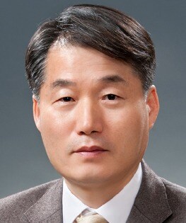 문재인 대통령은 19일 국민경제자문회의 부의장에 이근 서울대 경제학부 교수를 내정했다.(청와대 제공)2021.1.19/뉴스1